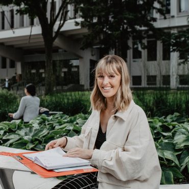 Jeune femme étudiant à l'extérieur